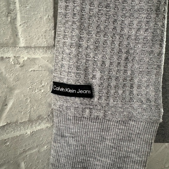 Calvin Klein Jeans Gray Long Sleeve V-Neck Top - Picture 4 of 6